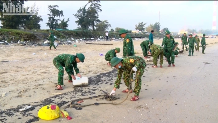Các lượng chức năng khẩn trương tổ chức thu gom toàn bộ số lượng dầu tràn trên bãi biển xã Kỳ Lợi.