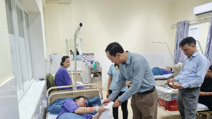 Lãnh đạo thị xã Quảng Yên thăm hỏi, động viên các công nhân đang điều trị tại cơ sở y tế của thị xã Quảng Yên và thành phố Uông Bí.