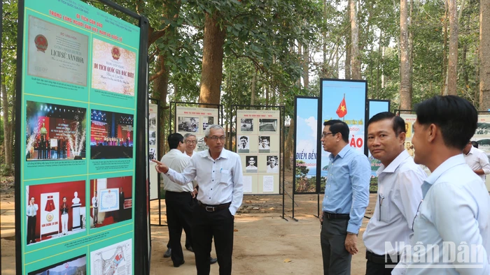 Đại biểu tham dự triển lãm tìm hiểu di tích cấp quốc gia đặc biệt Nhà tù Côn Đảo.