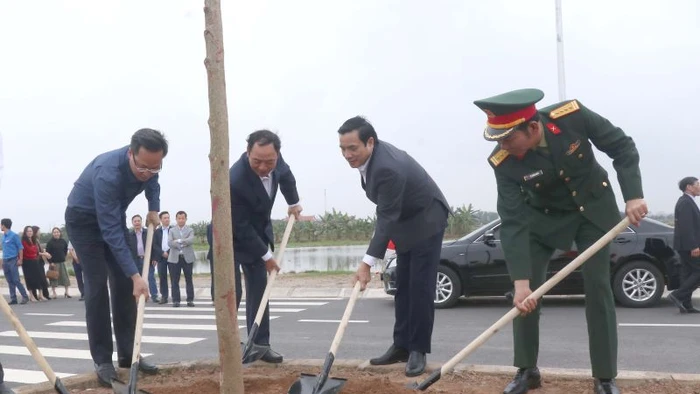 Lãnh đạo tỉnh Hưng Yên cùng nhân dân thành phố Hưng Yên đã trồng hơn 200 cây hoa ban tại dải phân cách tuyến đường trục Bắc Nam, khu Đại học Phố Hiến, thành phố Hưng Yên, tỉnh Hưng Yên.