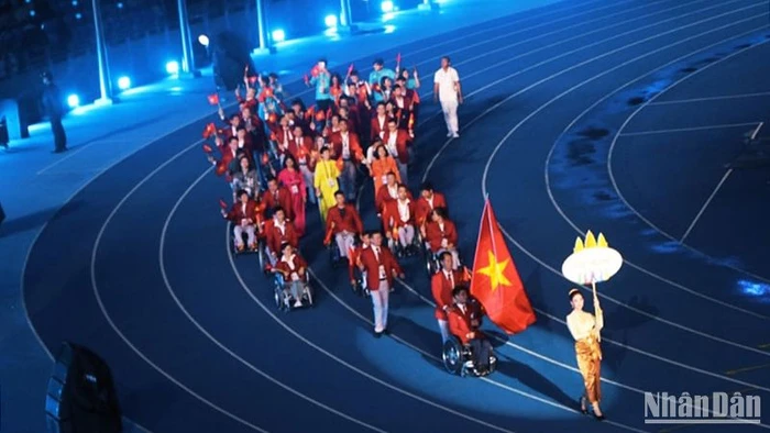 Đoàn Việt Nam diễu hành trên sân vận động. 