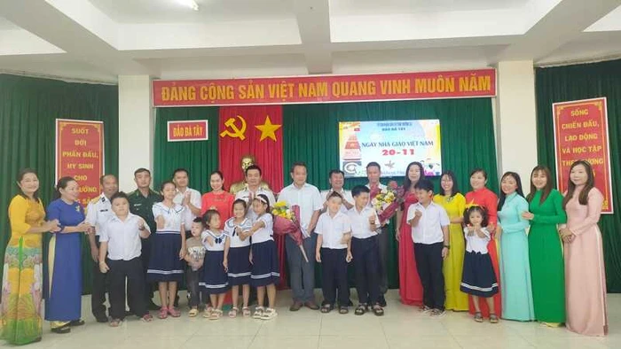 Không khí ấm áp của Ngày Nhà giáo Việt Nam 20/11 ở huyện đảo Trường Sa. (Ảnh: CTV HQ)