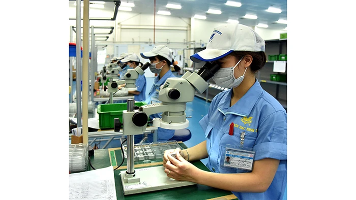 Công nhân làm việc trong dây chuyền sản xuất linh kiện siêu chính xác tại Khu công nghiệp VSIP Bắc Ninh. Ảnh: ĐĂNG KHOA