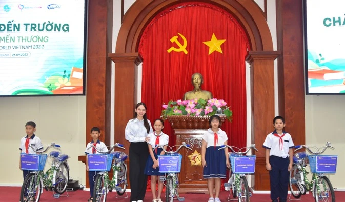 Trao xe đạp cho 5 học sinh nghèo hiếu học tại tỉnh Tiền Giang.