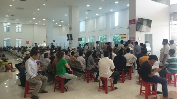 Người dân đến Trung tâm hành chính công tỉnh Tiền Giang đổi giấy phép lái xe rất đông.