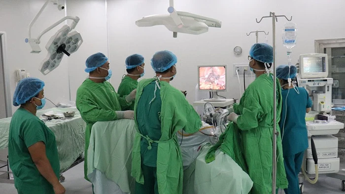 Các bác sĩ Bệnh viện Quân y 120 tiến hành phẫu thuật cho bệnh nhân Nguyễn Thị T.L.