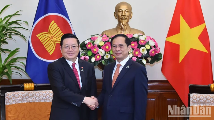 Bộ trưởng Ngoại giao Bùi Thanh Sơn và Tổng Thư ký ASEAN Kao Kim Hourn tại buổi tiếp.