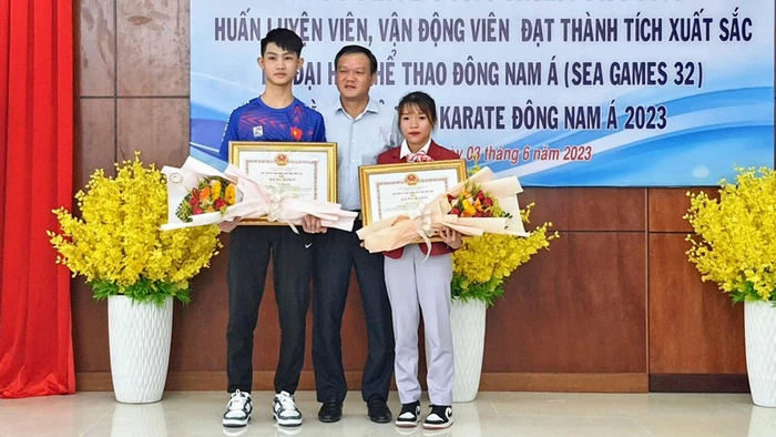 Ông Đào Mỹ, Phó Chủ tịch UBND tỉnh Phú Yên tặng bằng khen cho vận động viên Lê Thị Tuyết và Văn Minh Hiếu.