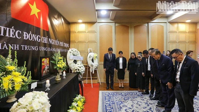 [Ảnh] Cộng đồng người Việt tại Thái Lan nghẹn ngào tiếc thương Tổng Bí thư Nguyễn Phú Trọng
