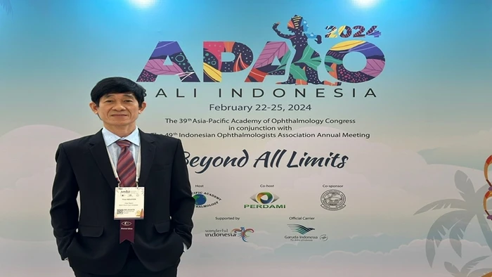 Bác sĩ Nguyễn Thanh Triết tại lễ trao Giải thưởng Cống hiến xuất sắc về phòng, chống mù lòa năm 2024 được tổ chức tại Indonesia.