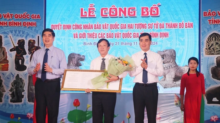 Ông Tạ Xuân Chánh, Giám đốc Sở Văn hóa và Thể thao nhận Quyết định công nhận hai bảo vật quốc gia.