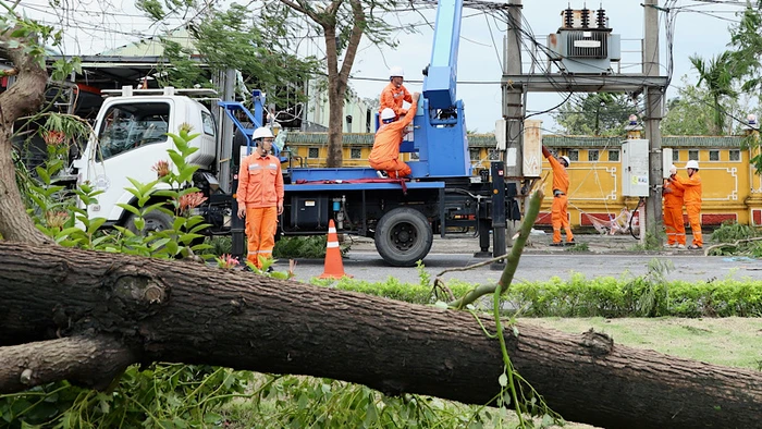 Công ty Điện lực Hải Phòng tập trung khôi phục trạm biến áp và lưới điện hư hại để sớm cấp điện trở lại.