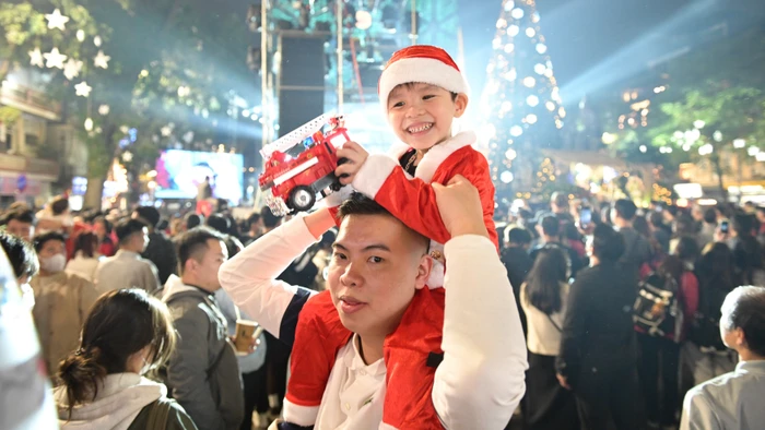 Nhiều gia đình cho các bạn nhỏ đến nhà thờ Lớn để tận hưởng không khí Noel.