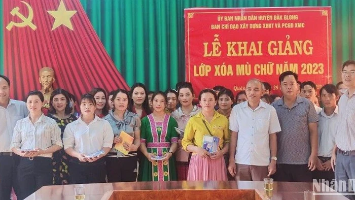 Khai giảng 21 lớp xóa mù chữ cho 530 học viên là người dân tộc thiểu số huyện Đắk Glong, tỉnh Đắk Nông.