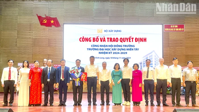 Ra mắt Hội đồng trường Trường đại học Xây dựng miền Tây. 