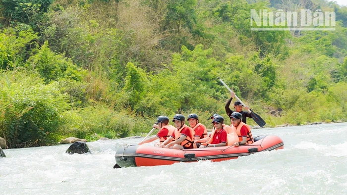 Khách du lịch đến vui chơi tại thác Dray Nur.
