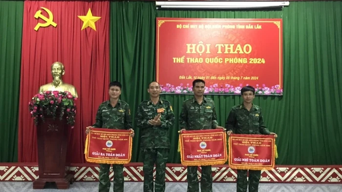 Đại tá Nguyễn Công Tuấn, Phó Chỉ huy trưởng kiêm Tham mưu trưởng trao giải Nhất, Nhì, Ba toàn đoàn cho Đồn Biên phòng Sêrêpốk, khối cơ quan Bộ Chỉ huy và Đồn Biên phòng Yok Đôn.