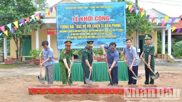 Các đại biểu động thổ khởi công xây dựng tượng đài “Bác Hồ với chiến sĩ Biên phòng” tại Đồn Biên phòng Ea H'leo.