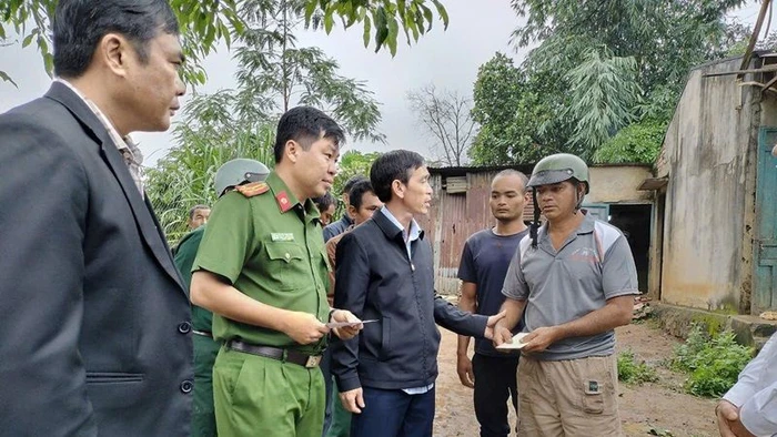 Bí thư Huyện ủy Krông Búk Nguyễn Hải Đông thăm hỏi, hỗ trợ, động viên người thân người thân em H.N.AM.