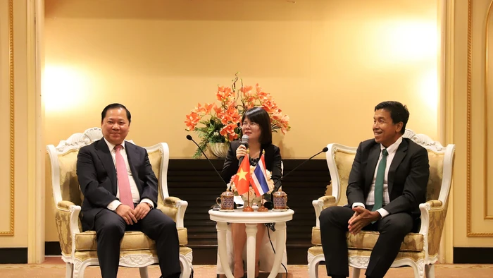 Thống đốc Thủ đô Bangkok (bên phải) tiếp Bí thư Tỉnh ủy Hòa Bình Nguyễn Phi Long. (Ảnh: NAM ĐÔNG)
