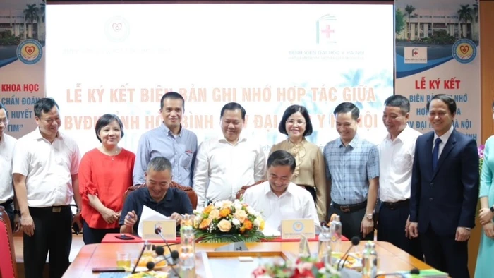 Đại diện lãnh đạo hai Bệnh viện ký biên bản ghi nhớ hợp tác.
