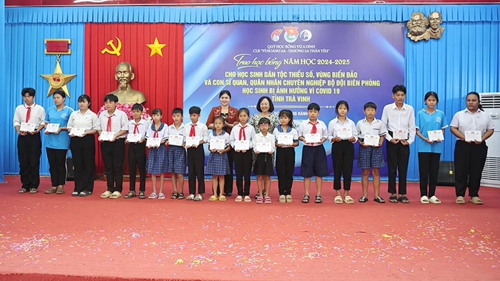 Học sinh dân tộc thiểu số có hoàn cảnh khó khăn của tỉnh Trà Vinh nhận học bổng Vừ A Dính.