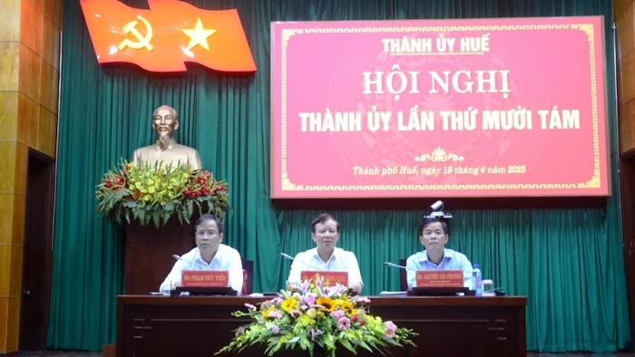 Các đồng chí Thường trực Thành ủy Huế chủ trì tại hội nghị. (Ảnh: ĐQ)