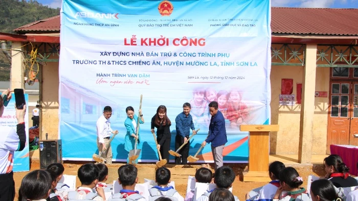 Đại diện ABBANK, Quỹ Bảo trợ Trẻ em Việt Nam cùng đại diện chính quyền địa phương thực hiện nghi lễ khởi công xây dựng nhà bán trú và công trình phụ trợ tại điểm trường Nong Hoi Dưới, Trường tiểu học và trung học cơ sở Chiềng Ân, huyện Mường La, tỉnh Sơn La.