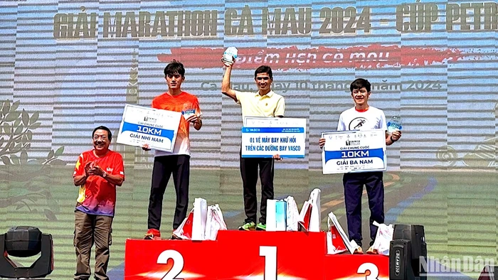 Ban tổ chức Giải Marathon Cà Mau 2024-Cúp PetroVietNam trao giải cho các vận động viên đạt thành tích cao vào sáng 10/11.