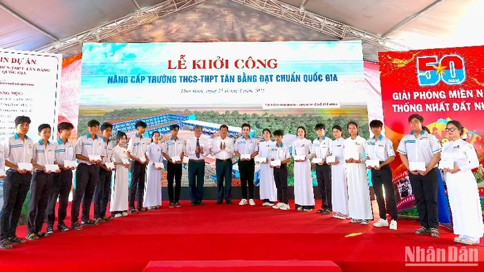 Trao học bổng tặng học sinh vượt khó, vươn lên trong học tập tại xã Tân Bằng.