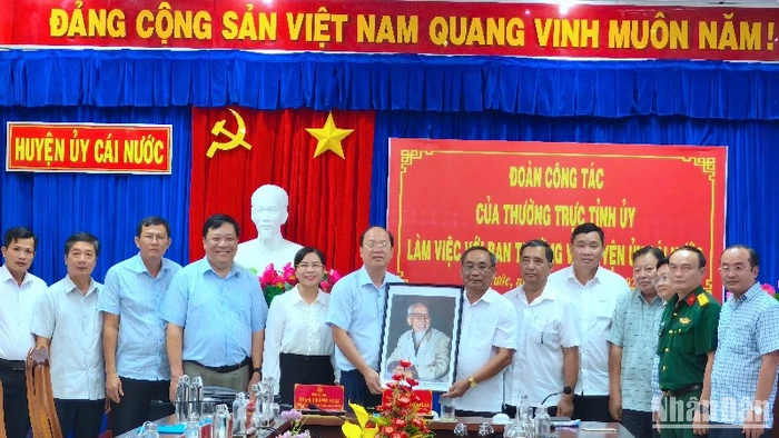 Lãnh đạo Tỉnh ủy, Ủy ban nhân dân tỉnh Cà Mau tặng tranh cho tập thể huyện Cái Nước nhân chuyến làm việc.