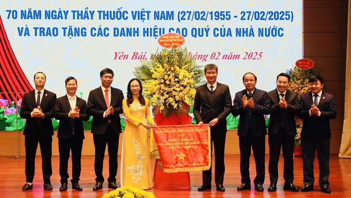 Lãnh đạo tỉnh Yên Bái trao cờ thêu cho ngành y tế Yên Bái. (Ảnh: THANH SƠN)
