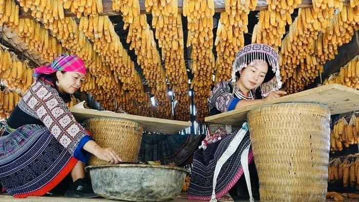 Vễ sáp ong của đồng bào H' Mông Mù Cang Chải, được du khách ưa chuộng khám phá. (Ảnh: THANH SƠN)