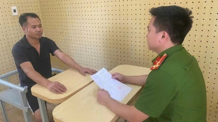 Đối tượng Nguyễn Văn Hưởng làm việc với công an (Ảnh: Công an Vĩnh Phúc cung cấp).