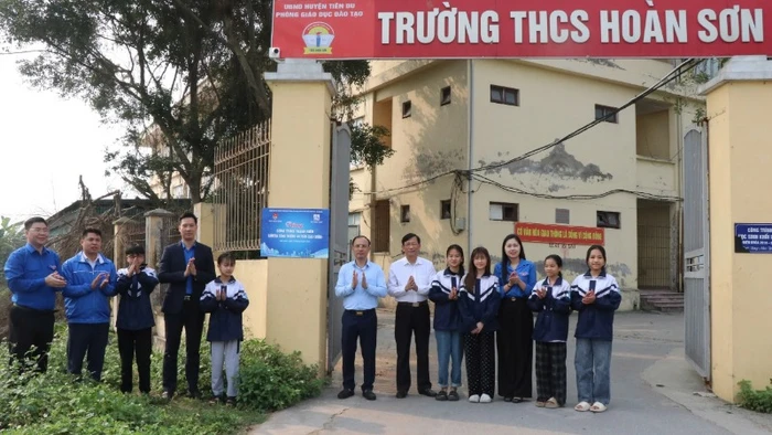 Gắn biển công trình “Camera cổng trường an toàn giao thông” tại trường Trung học cơ sở Hoàn Sơn.
