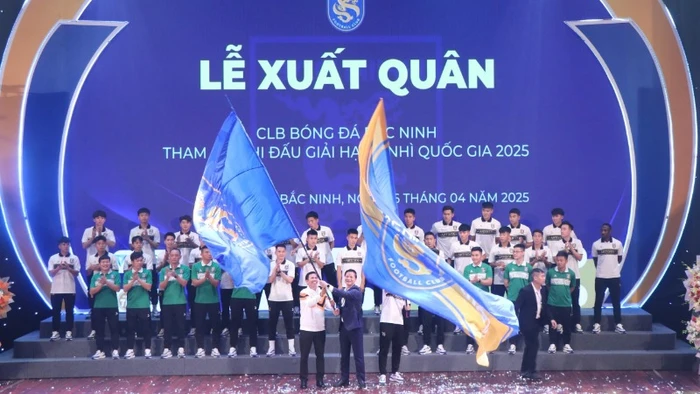 Chủ tịch Ủy ban nhân dân tỉnh Bắc Ninh Vương Quốc Tuấn trao cờ cho đội bóng Bắc Ninh FC xuất quân tham gia tranh tài tại Giải Bóng đá hạng Nhì Quốc gia 2025.