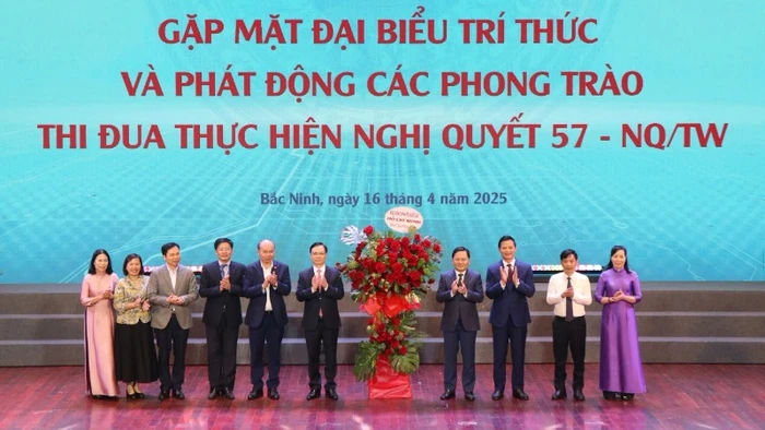 Lãnh đạo tỉnh Bắc Ninh đón nhận lẵng hoa chúc mừng từ đại diện các trí thức tham dự hội nghị trao tặng.
