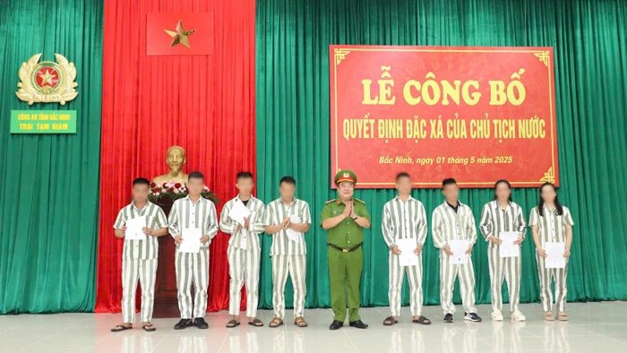 Lãnh đạo Công an tỉnh Bắc Ninh trao Quyết định đặc xá tới các phạm nhân.