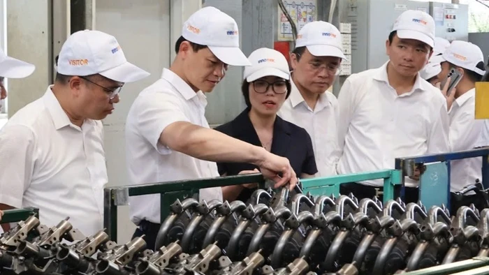 Chủ tịch Ủy ban nhân dân tỉnh Bắc Ninh Vương Quốc Tuấn (thứ hai từ trái qua) và Đoàn công tác thăm mô hình sản xuất của Công ty cổ phần Innotek.