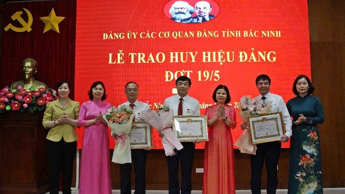 Lễ trao tặng Huy hiệu Đảng tại Đảng ủy Các cơ quan Đảng tỉnh Bắc Ninh.