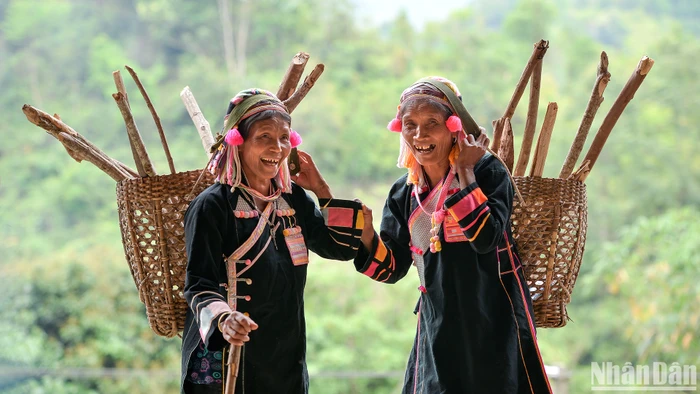 Nét riêng trong trang phục của phụ nữ Hà Nhì ở bản Pa Pảng, xã Nậm Ban, huyện Nậm Nhùn, tỉnh Lai Châu. 