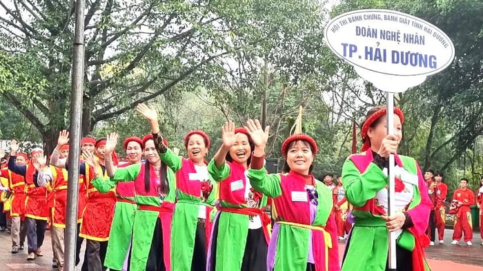 Các đoàn "nghệ nhân" tham gia hội thi gói bánh chưng, giã bánh dày.