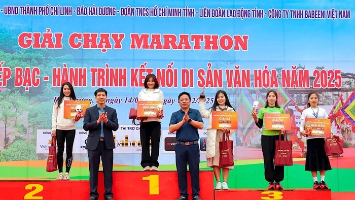 Ban Tổ chức trao giải thưởng các nữ vận động viên đoạt giải cao.