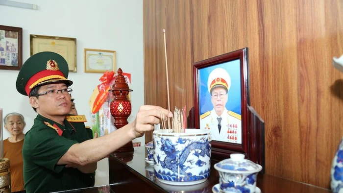 Đại tá Lương Đình Chung viếng, thắp hương nguyên thủ trưởng Bộ Tư lệnh Quân khu đã từ trần.