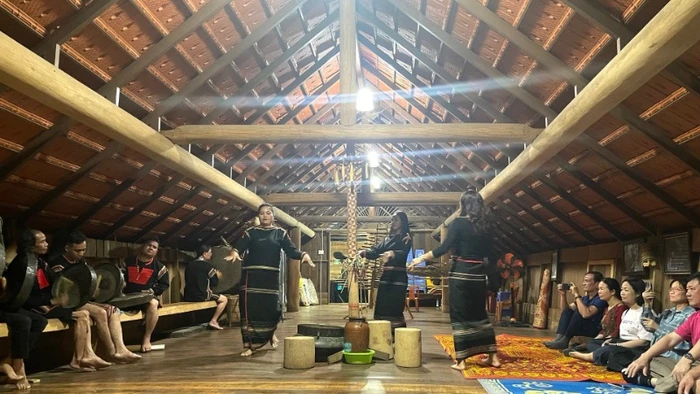 Chương trình văn nghệ đón khách trong không gian nhà dài tại buôn Akŏ Dhông.