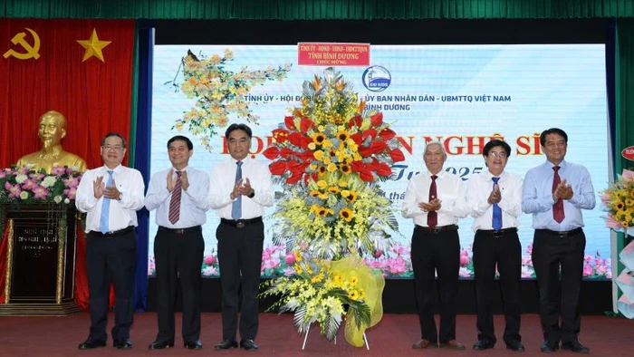Lãnh đạo tỉnh Bình Dương trao tặng hoa chúc mừng đội ngũ văn nghệ sĩ.