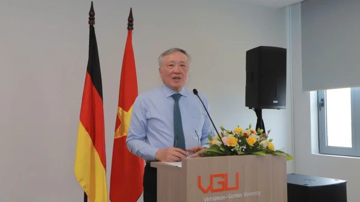 Phó Thủ tướng Thường trực Chính phủ Nguyễn Hòa Bình phát biểu ý kiến tại buổi thăm và làm việc.