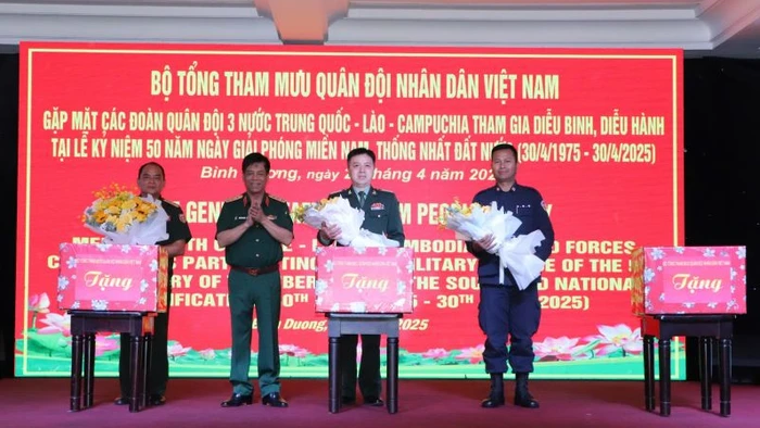 Thượng tướng Nguyễn Văn Nghĩa, Phó Tổng Tham mưu trưởng Quân đội nhân dân Việt Nam thăm hỏi và trao tặng quà cho đoàn Quân đội ba nước Trung Quốc-Lào-Campuchia.
