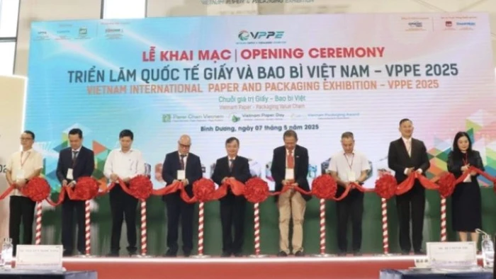 Các đại biểu thực hiện nghi thức khai mạc triển lãm.