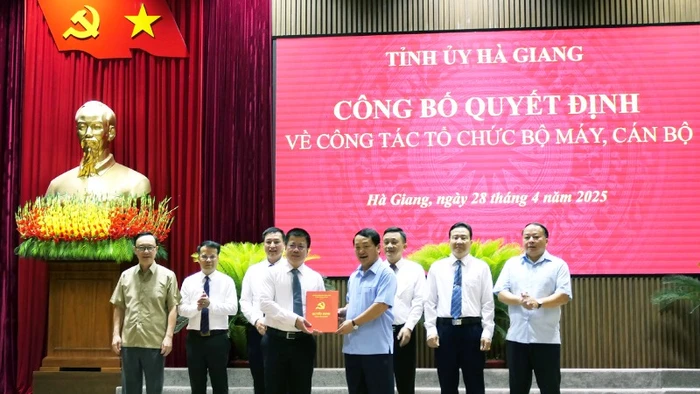 Đồng chí Hầu A Lềnh, Ủy viên Ban Chấp hành Trung ương Đảng, Bí thư Tỉnh ủy Hà Giang trao quyết định sáp nhập Báo Hà Giang và Đài Phát thanh và Truyền hình tỉnh cho tập thể lãnh đạo Báo Hà Giang (mới). 